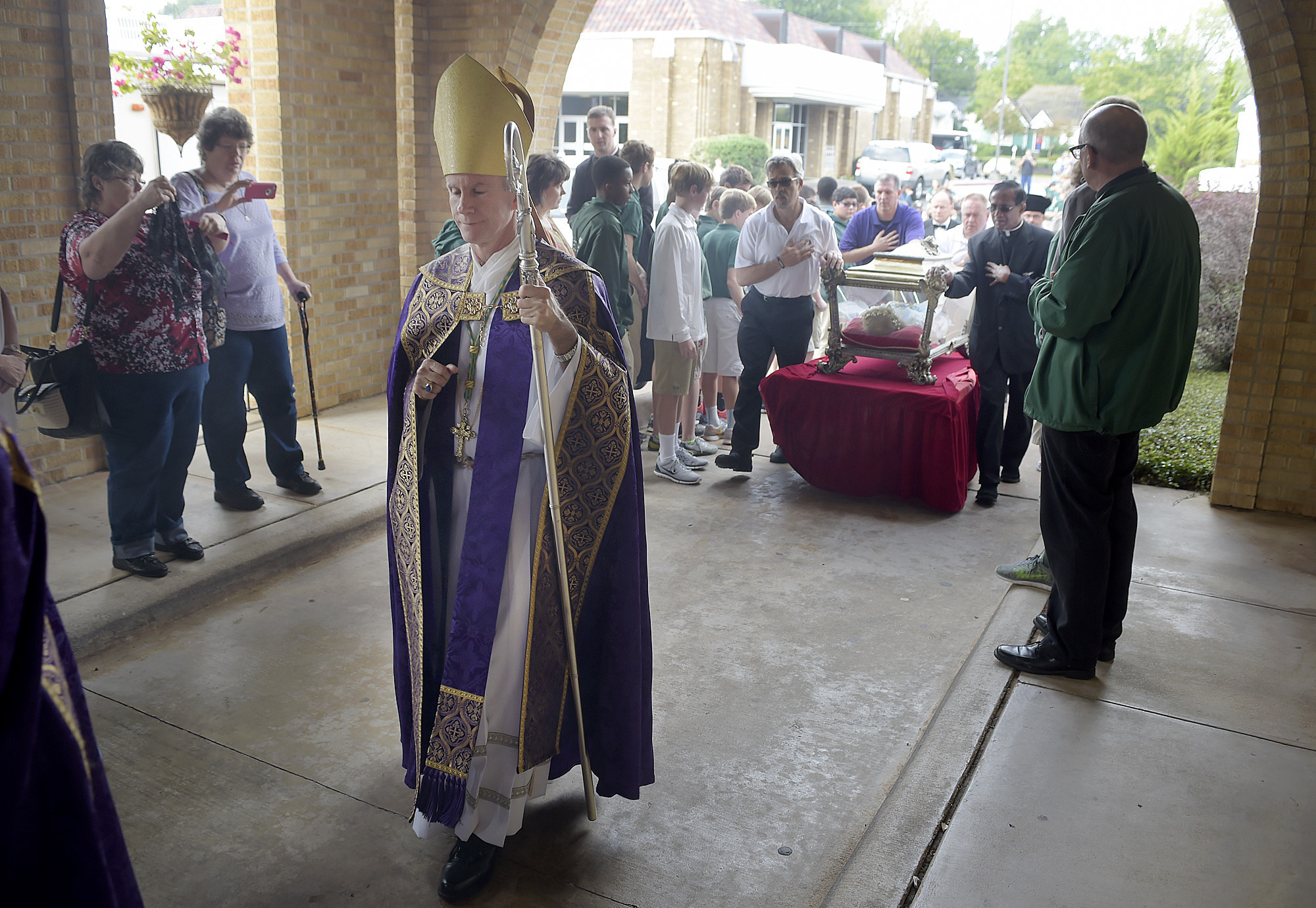 Bishop Removed by Pope Francis Reacts to His Death
